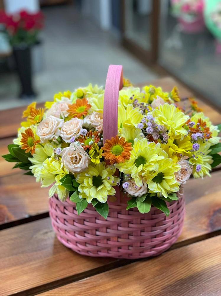 Цветочная композиция из Хризантемы и Розы в корзине в Вревском