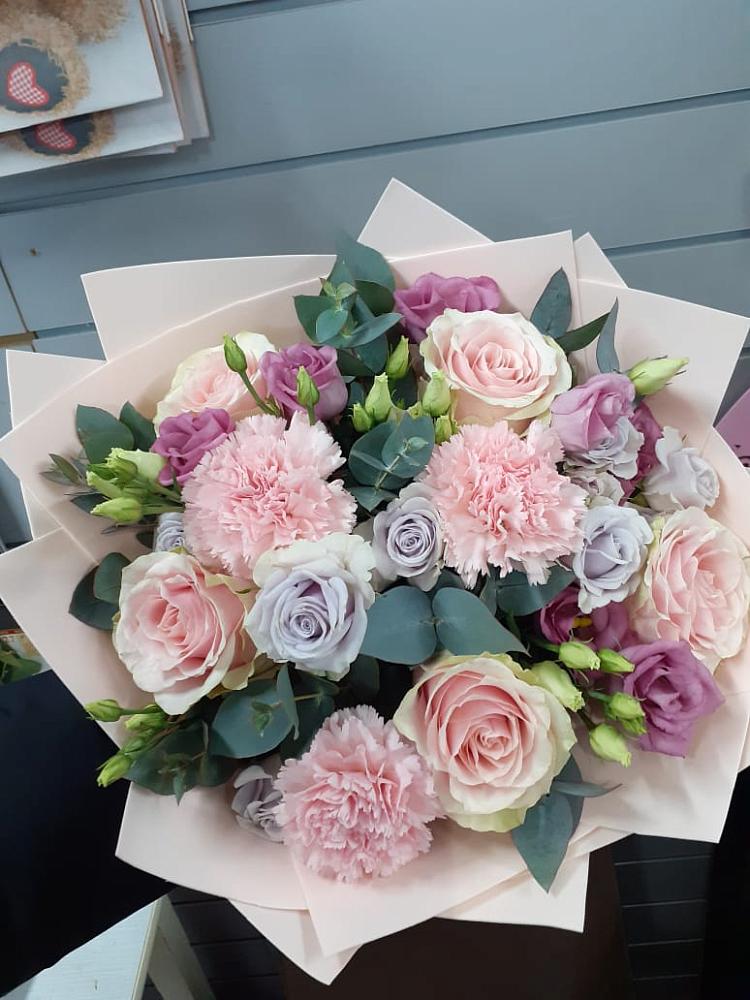 Букет цветов из: Розы, Гвоздики и Лизиантусы в Вревском